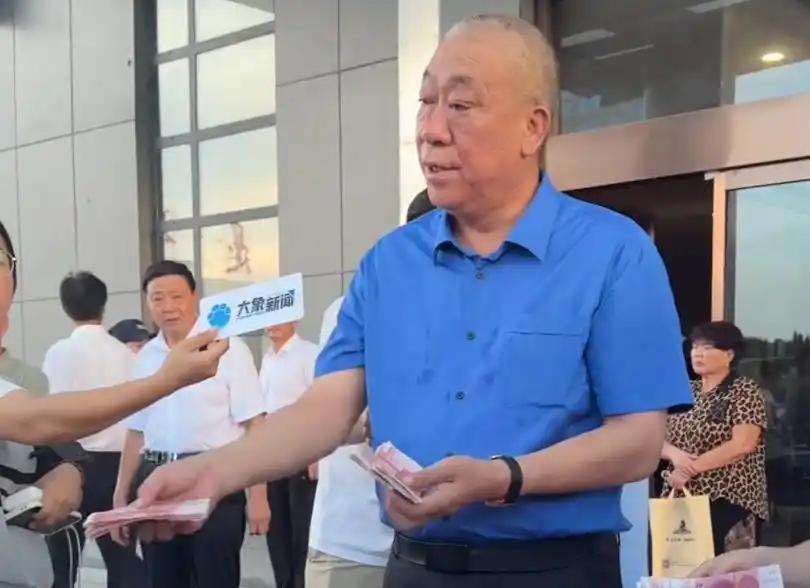 我就纳了闷了，河南新乡那个崔培军，网上看着发钱都不带眨眼的，结果当地司机跟我交了