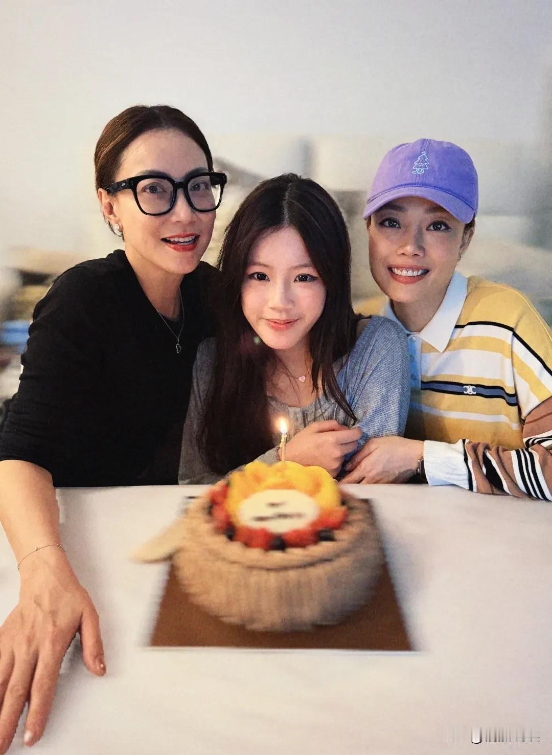 想不到霍汶希的女儿这么漂亮啊！英皇著名的经纪人霍汶希晒照，和容祖儿一起为女儿H