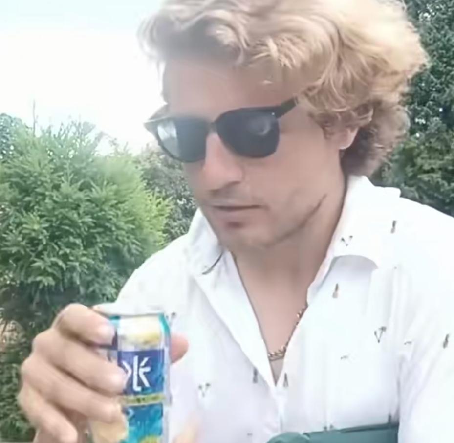 澳大利亚这哥们也够生猛，来到日本旅游，走到一片墓地跟前有点口渴了，看到一个墓碑前