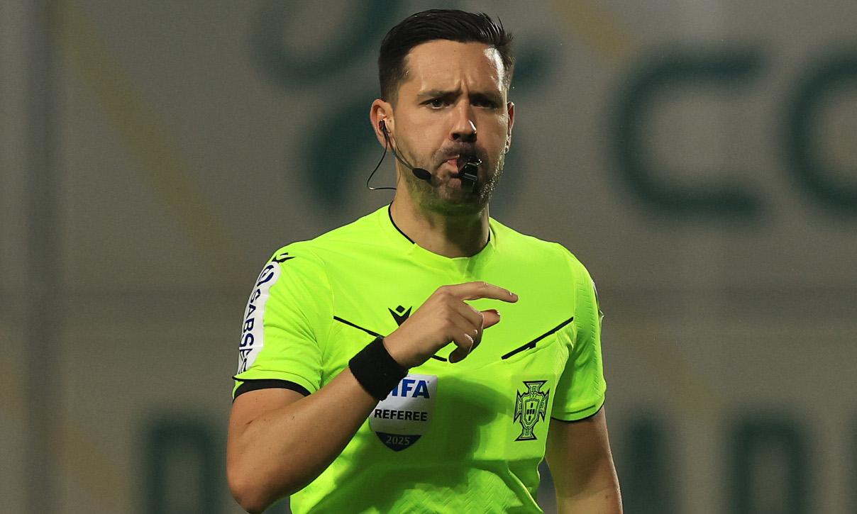 穆里尼奥的本菲卡遇到，来自波尔图大区的裁判若昂·贡萨尔维斯（JoãoGonça