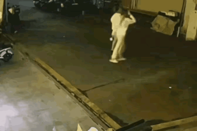 真是笑不活了！两女子深夜遇见一只恶犬朝她们冲过来，本以为是单方面被狗子碾压，没想