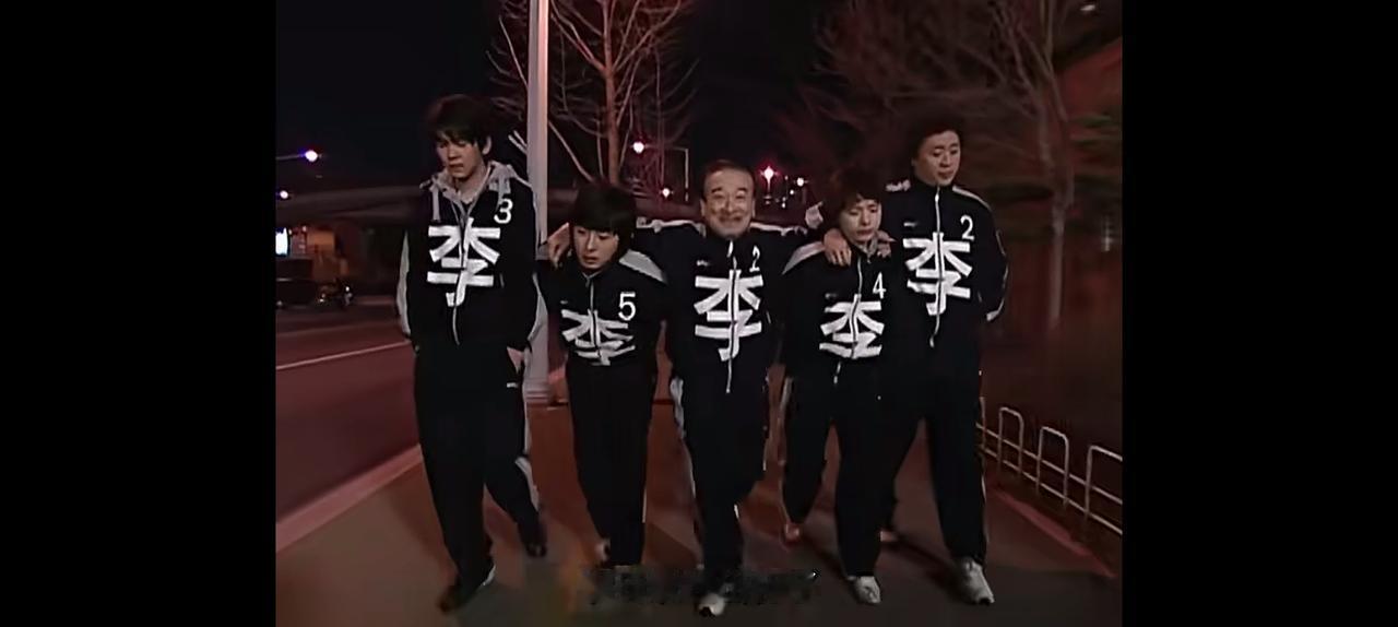 老头去世后，他曾经主演的神剧又火了。几个孙子还有儿子被他折腾的够呛！喝个酒还要来