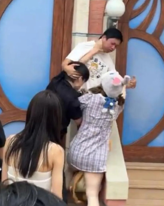 我有种预感迪士尼打架的那对情侣估计不会结婚了，第一个站出来反对的就是准婆婆，