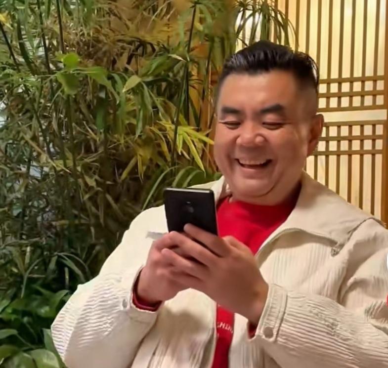 张伯鑫跟侯耀华合作，舞台效果一言难尽。观众反应冷淡，网友直呼“尴尬”。这俩人