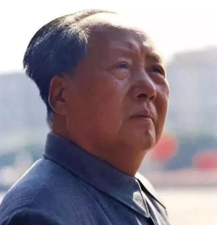 1976年9月8日，毛主席病危，他吃力地握笔写下“三”，又敲了3下床头，陪护人员