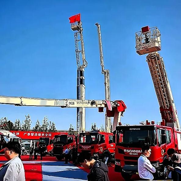 北京消防展上“断臂”的登高车，不光砸的是车，更是人命关天的信任！
