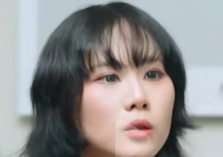 十四五岁才第一次去联系自己的亲姐姐，俩人坐在那大眼瞪小眼，空气都能凝固了这可是有着实打实血缘关系的亲