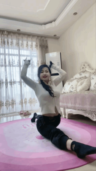 还做个鬼脸，妹子这是什么意思？