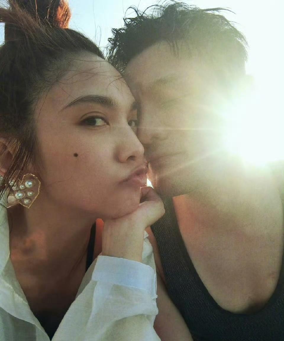 杨丞琳和李荣浩我发现他俩是最聪明的两岸夫妻原因有以下几点一：坚持丁克，不受