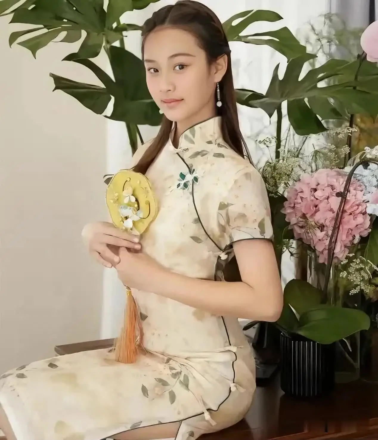 李小璐女儿太早熟了吧！12岁穿旗袍美到犯规，五官精致太像贾乃亮曾经在《爸爸回来了