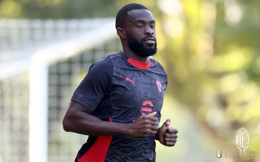 又伤了!托莫里右膝盖疼痛,据说不严重,初步判断是膝盖挫伤,米兰队医评估的,如果不