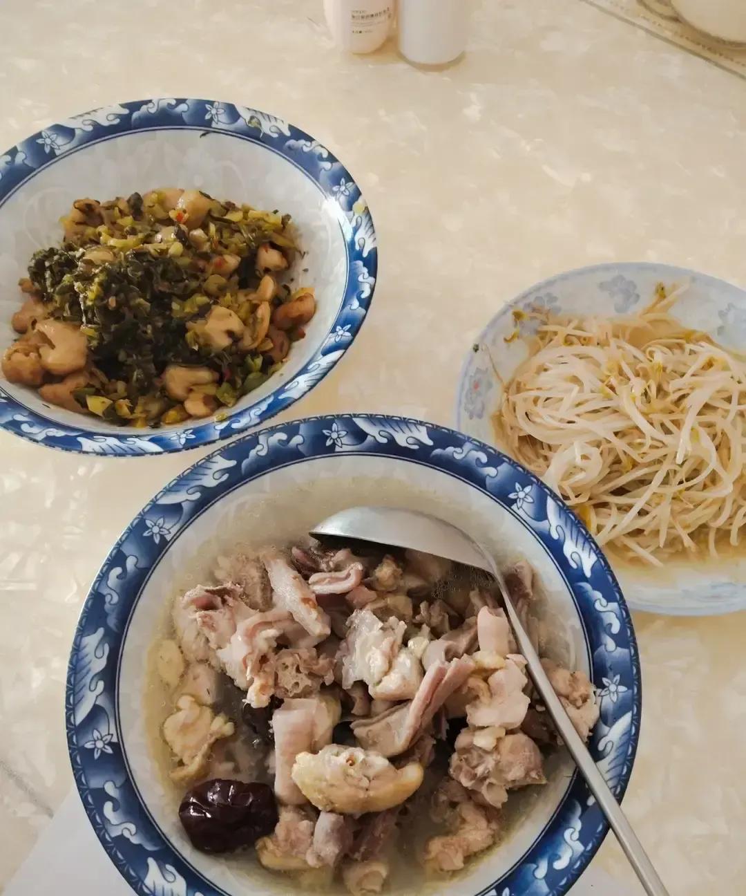 东莞保姆第一天炒菜被夸好吃，熟人介绍没签合同，月薪三千还在拉锯。雇主一句吃得惯