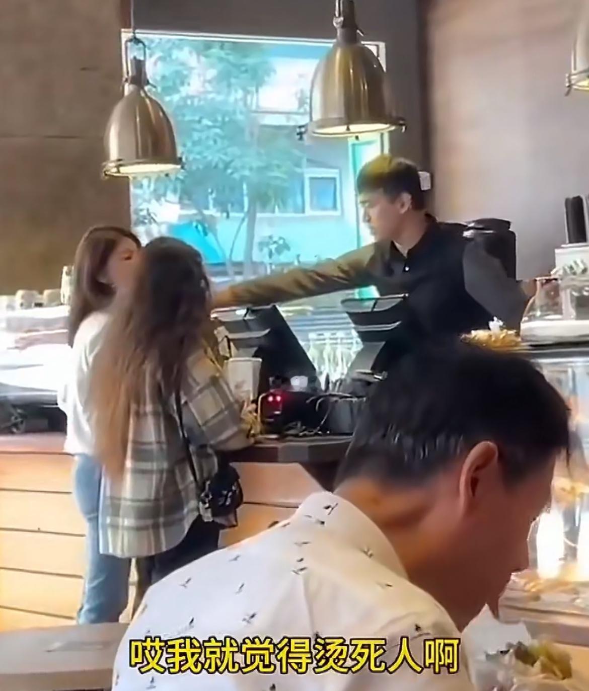 台湾高雄咖啡厅，女顾客点了热咖啡后嫌弃咖啡太烫了，对着店员劈头盖脸一通骂店员无