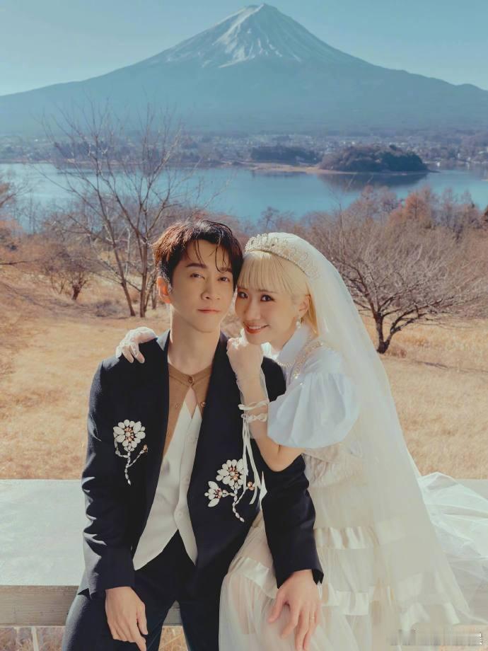 陈汉典lulu富士山婚纱照陈汉典lulu婚纱照曝光1月6日，陈汉典lulu在社