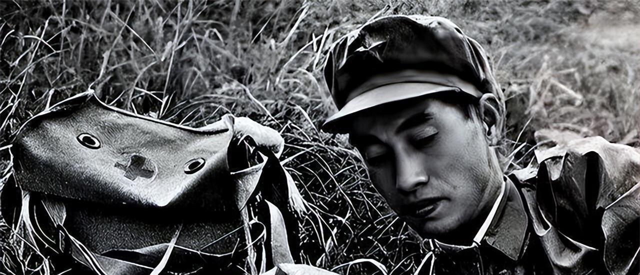 1979年，一个因为战争走散的男士兵被两个敌方的女士兵发现，对此，男士兵万念俱灰