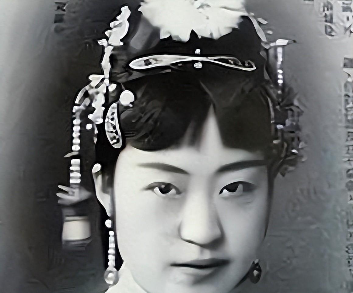 1926年，22岁的唐怡莹与25岁的张学良发生了关系，几天后又引诱了军阀卢永祥的