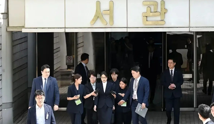 金建希在经过4个多小时庭审后，被收监了：女监编号4398！她接受了体检，换上囚