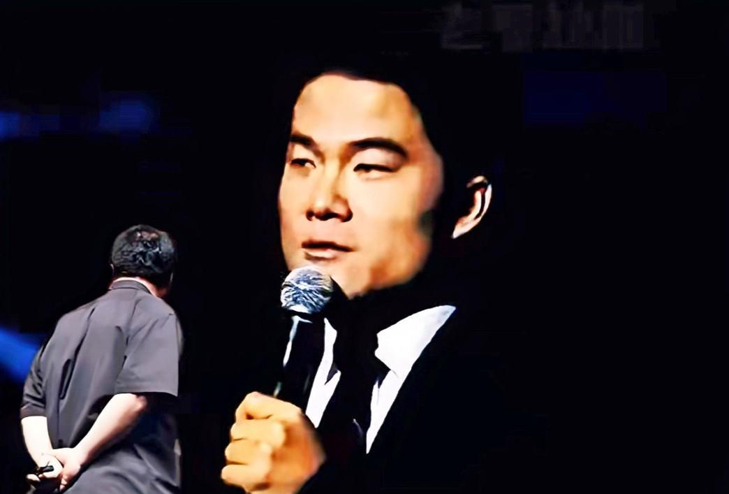 罗永浩站在大屏幕前，看到屏幕里董宇辉在演讲，旁边的人问他：董宇辉会邀请你去直播间
