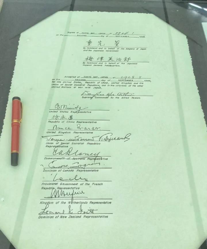 最近刷到一个网友在夏威夷密苏里号上拍的日本受降书，上面代表日本投降的两个人是日本
