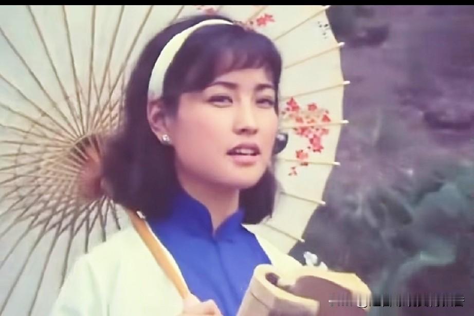 当年看电影《神秘的大佛》时，刘晓庆饰演的梦婕撑着花伞蓦然回眸的镜头，瞬间就惊艳了