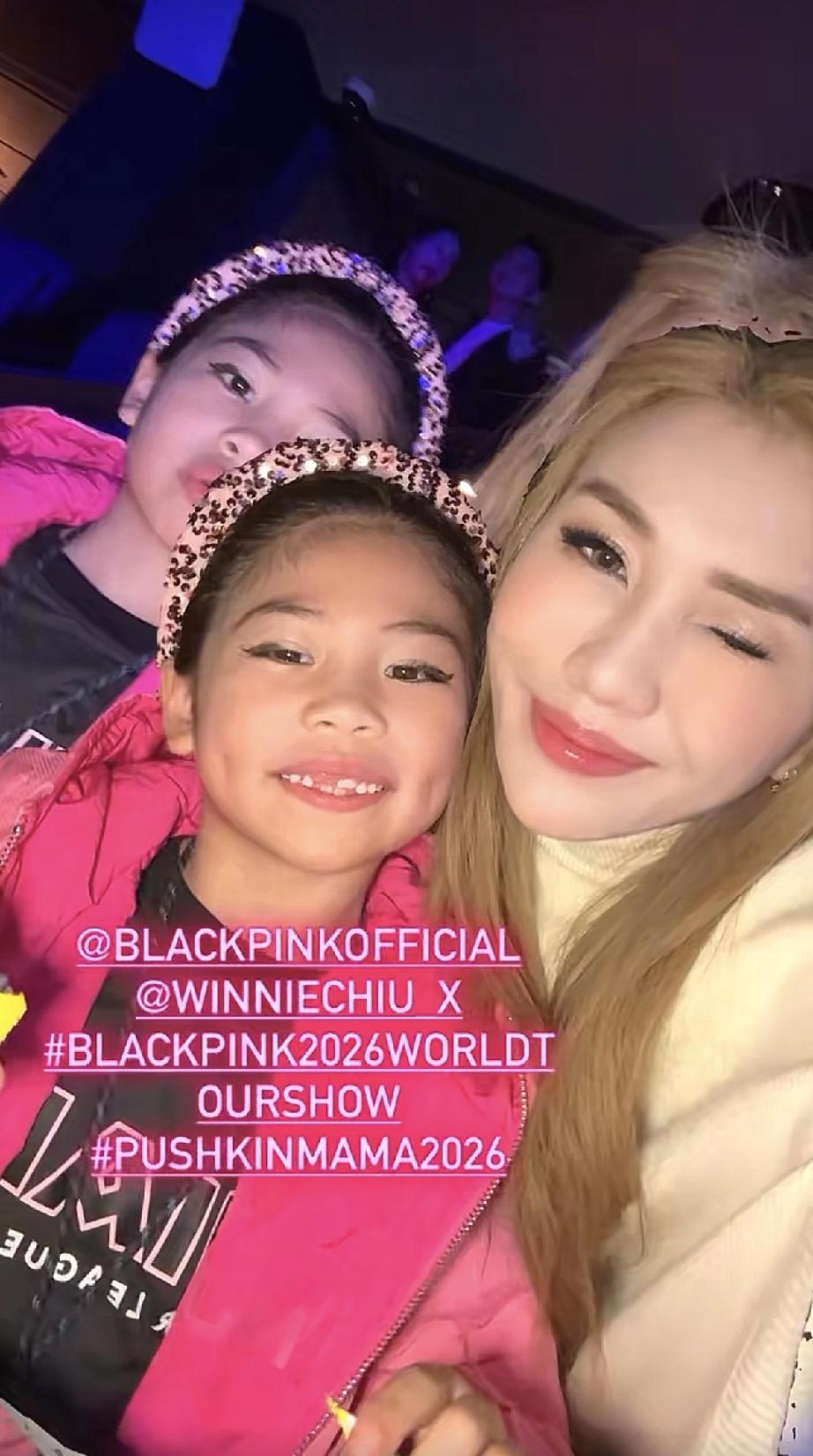 何超盈女儿正面照，简直是爸爸的翻版，一张学霸脸！近日，何超盈带着女儿荷包蛋去