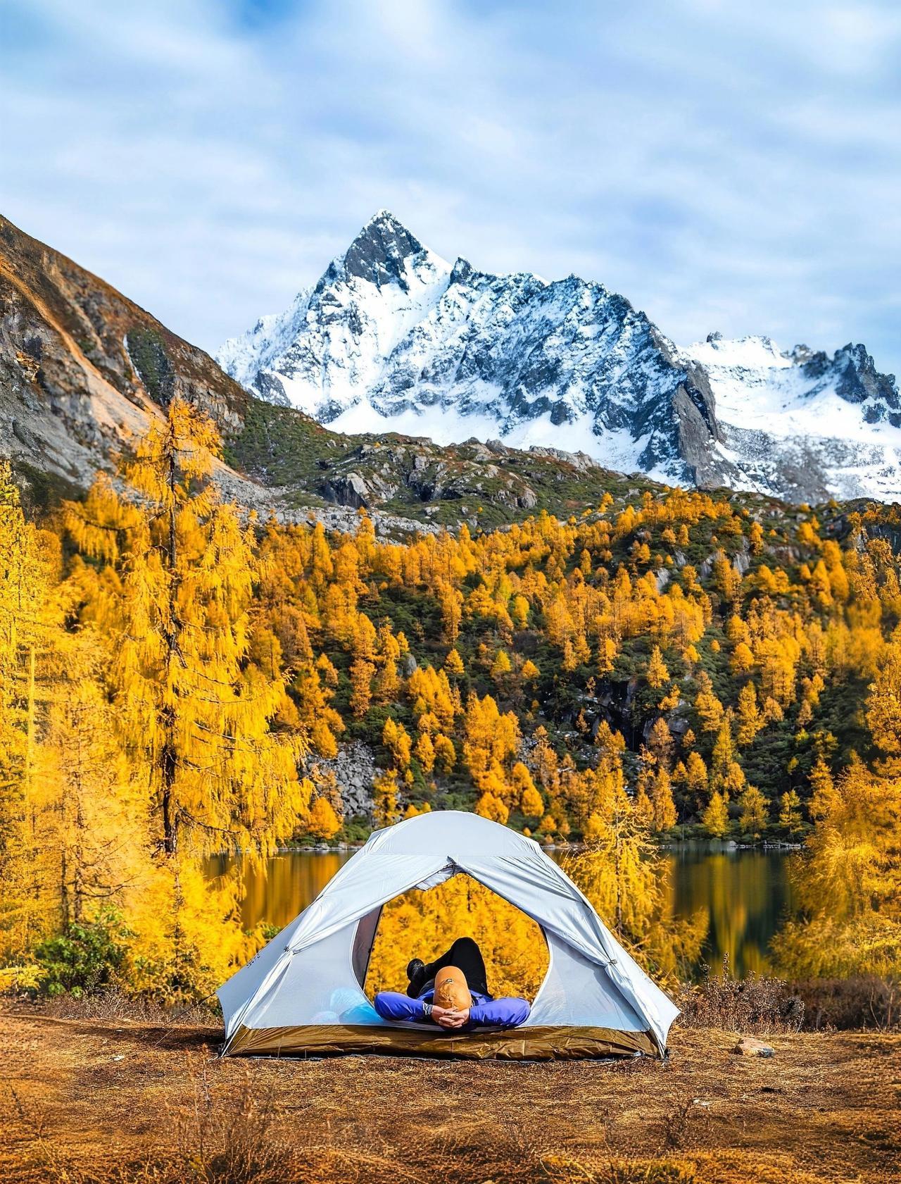 山河秋深，岁月向晚🍁川西📍，终于变成了我最沉迷的颜色🌈🌊当第一缕阳光