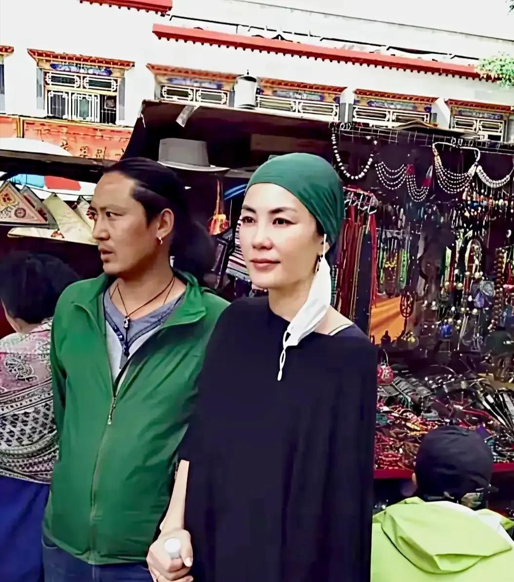 王菲女士这身打扮和面相，应该是修有所成。看上去无欲则刚，恬静自然，对社会和人生