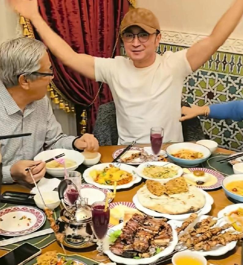 尼格买提家宴没有绿青菜？单盘菜放大看，很多青菜，羊排下面一片大生菜，凉拌面黄瓜丝