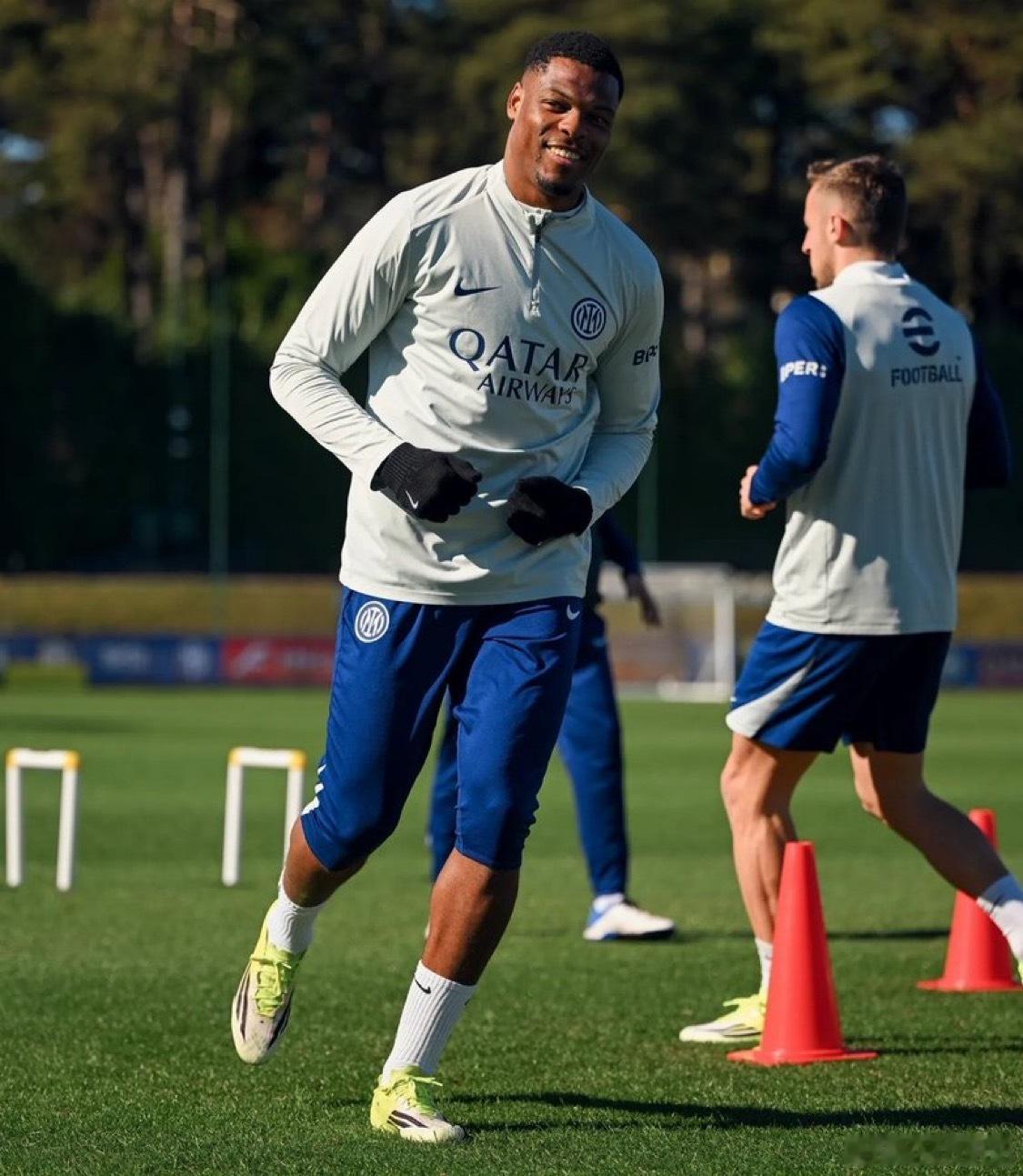 昨天进行了团队训练的还有邓弗里斯博德闪耀3比1国际米兰冬奥会热点现场邓弗里斯复