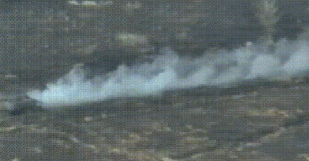 俄军用上美制装甲车，挂着美俄两国国旗冲杀，乌克兰人破了大防俄罗斯人又整上新活