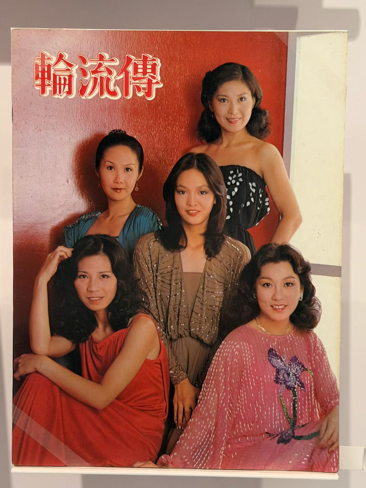 踏入香港历史博物馆，仿佛推开了时光的闸门，香江旧梦扑面而来。那枚蓝底的中华