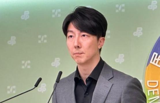 民进党发言人吴峥今日叫嚣，现在国民党的身份不只是在野党，同时也是手握实权的在野党