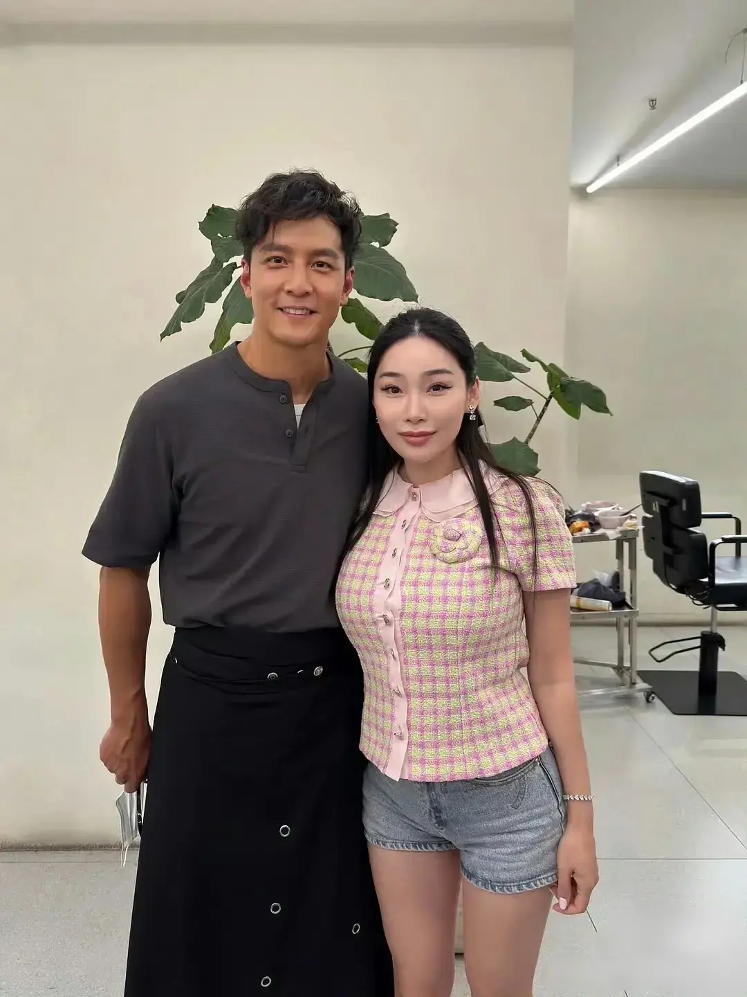谁说吴彦祖现在变成赵本山了？