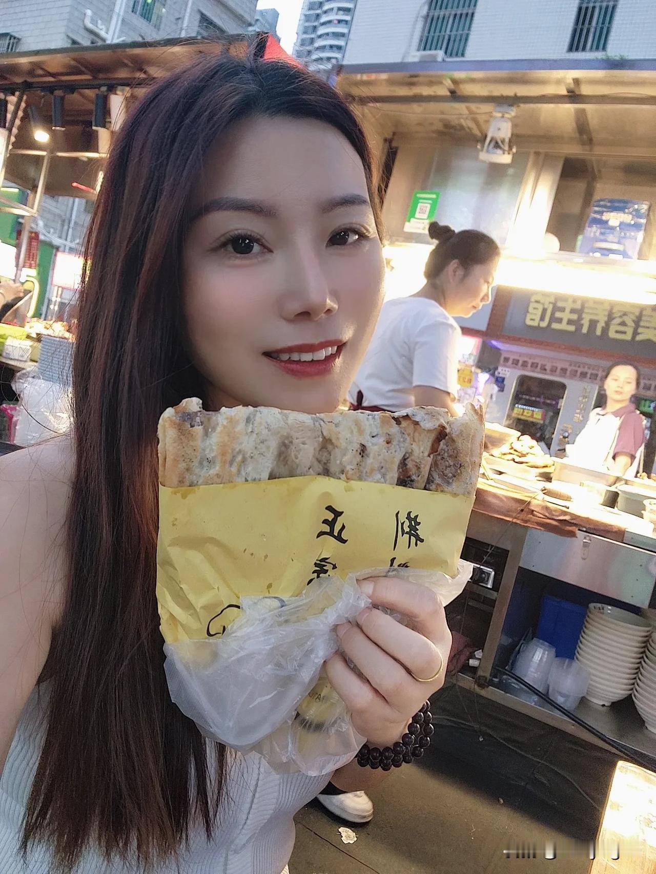 又来打卡美食街喽，喜欢吃湖北荆州的牛肉锅盔😍快乐就是这么简单！吃货的世界唯有美