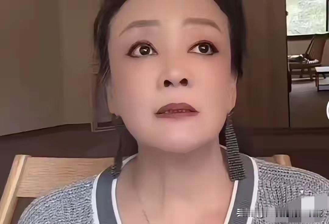 张兰过生日虽说身边也是花丛锦簇，但是没有看到亲生儿子和儿媳妇给她庆生。网友说