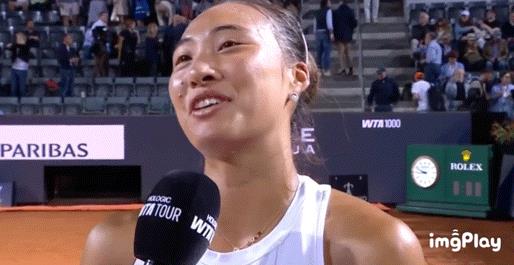 请记住这个笑容！因为这就是励志的代名词！职业生涯首次击败萨巴伦卡之后，郑欣文在