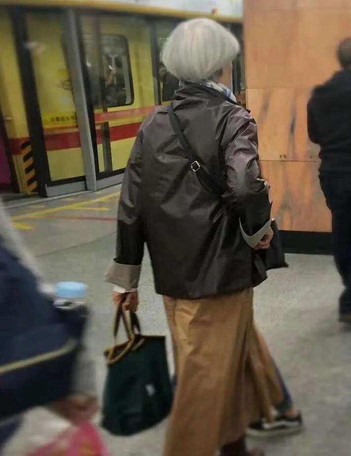 国际大都市，上海街头，那些不染发的白发奶奶，反而透着别样的优雅！岁月沉淀下的银