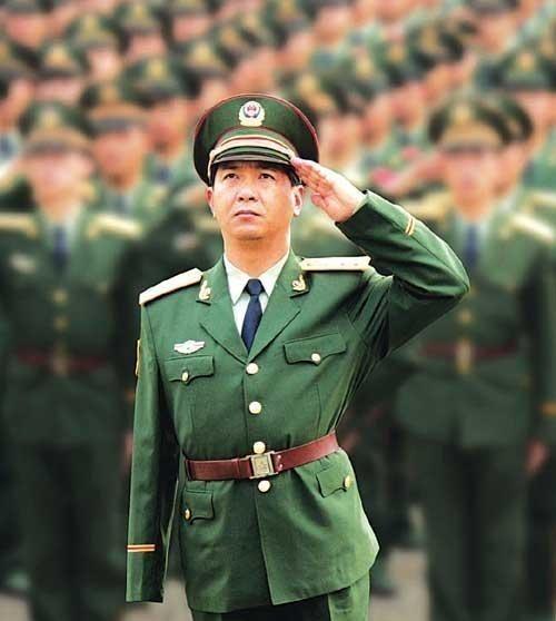在战场上亲手割掉自己的右臂，他成为了全军现役中唯一一个用左手敬军礼的将军有人
