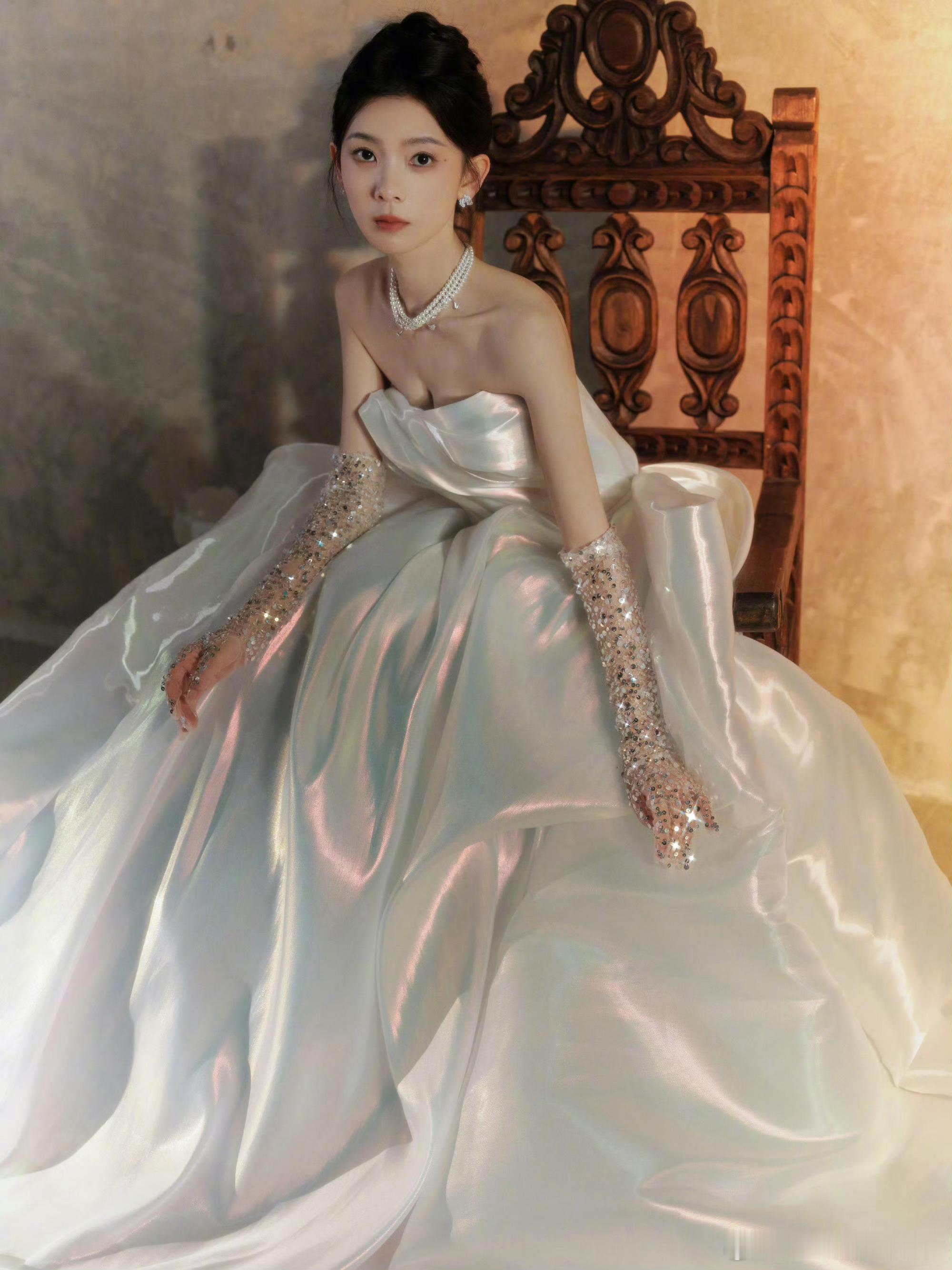 陈瑶穿了五彩斑斓的白谁说白色只能单调？陈瑶这身完美诠释何为“五彩斑斓的白”！裙