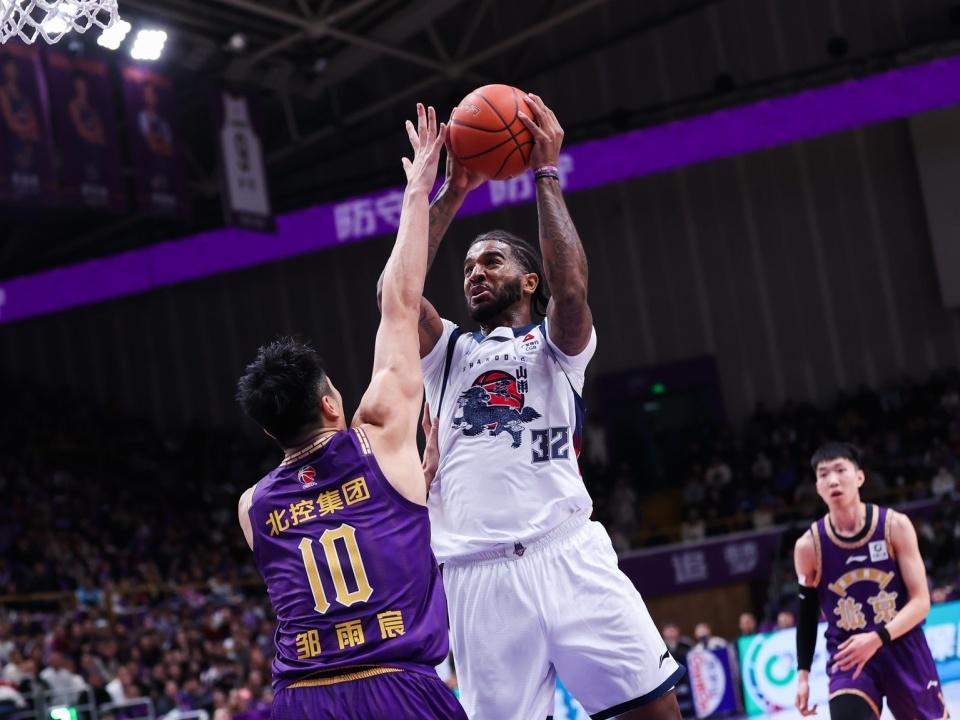 三连跪后，山东男篮距离四连败仅一步之遥。球队排名已经跌到了倒数第二，史无前例的