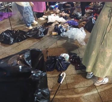 嘉兴演唱会一片狼藉，遍地是垃圾和雨伞，1280整整被雨淋了两个小时！进去的时候，