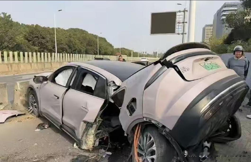 关于蔚来ec6的事故，有一点肯定是没毛病的，就是这ec6真的很安全，车门解锁，车