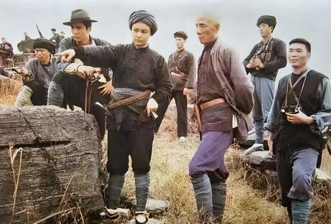 1950年，解放军24名精英战士深入大瑶山，搜捕黄埔军校巨匪甘兢生，但苦苦搜寻多