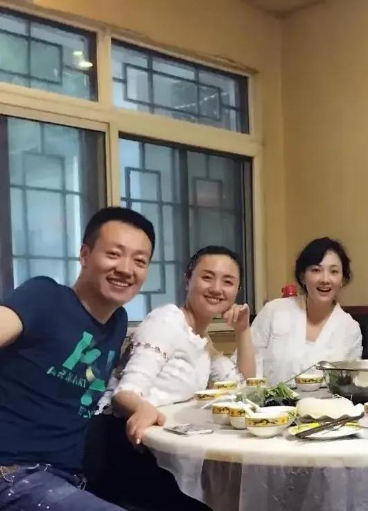 朱媛媛、辛柏青夫妇早年与牛莉、刘威等好友端午节聚餐的照片，马上就要端午节了，这个