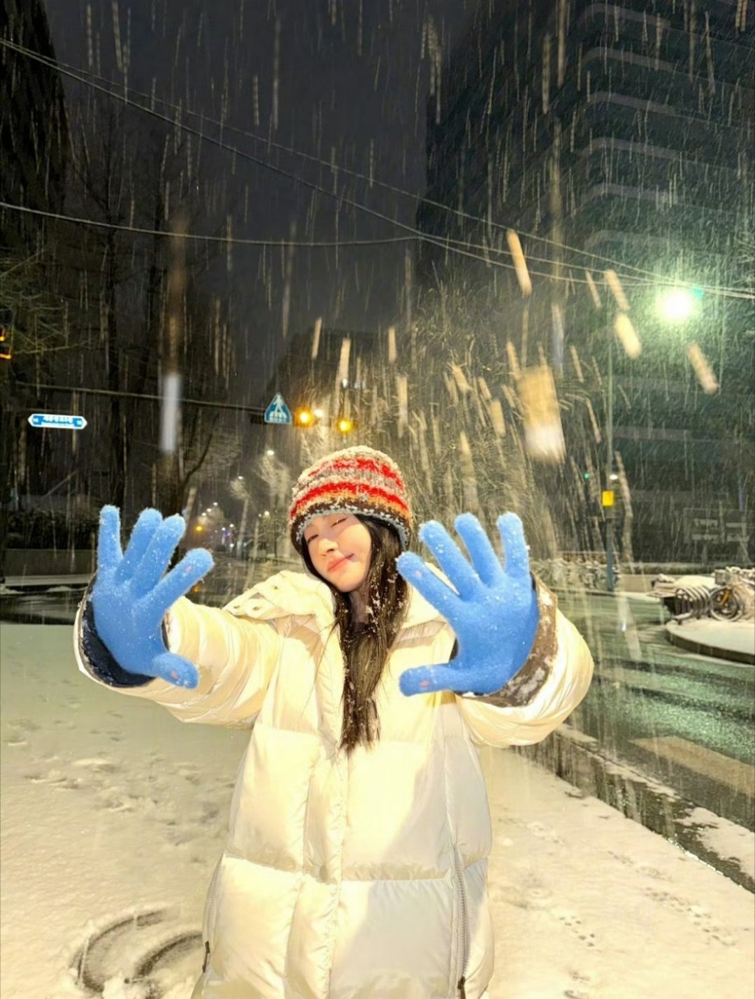鞠婧祎做了雪花玫瑰花我怀疑拍了那个有人在后面撒雪的搞笑视频似曾相识，好像以前看过