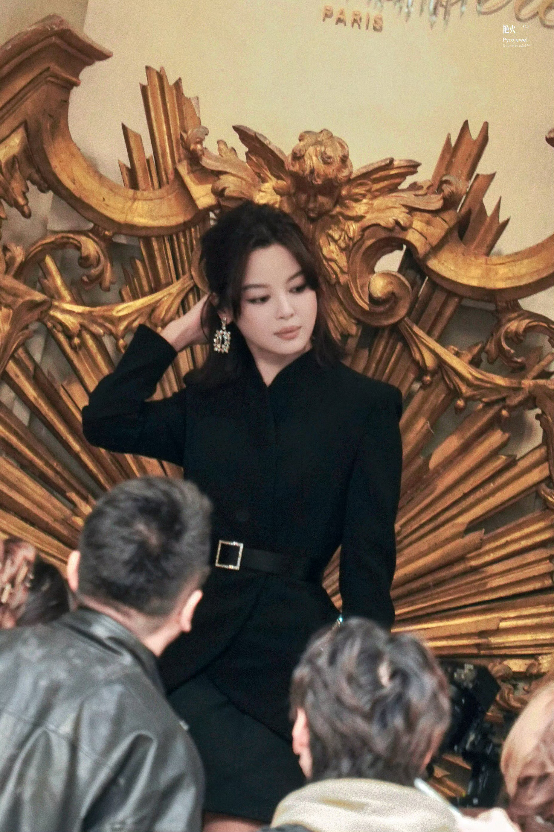 我妈就这样美美闪耀巴黎，我爱烟熏妆🤲辛芷蕾巴黎时装周新造型