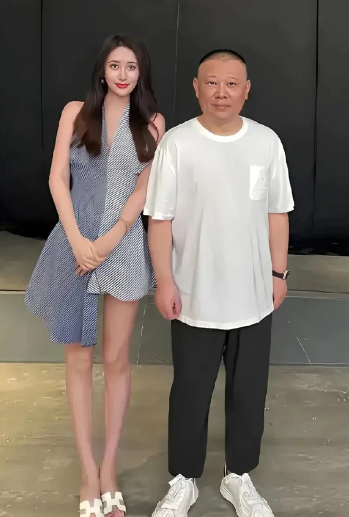郭德纲现身上海，和美女粉丝同框，边界感好强！他个子不高，目测差不多1米6，眉毛