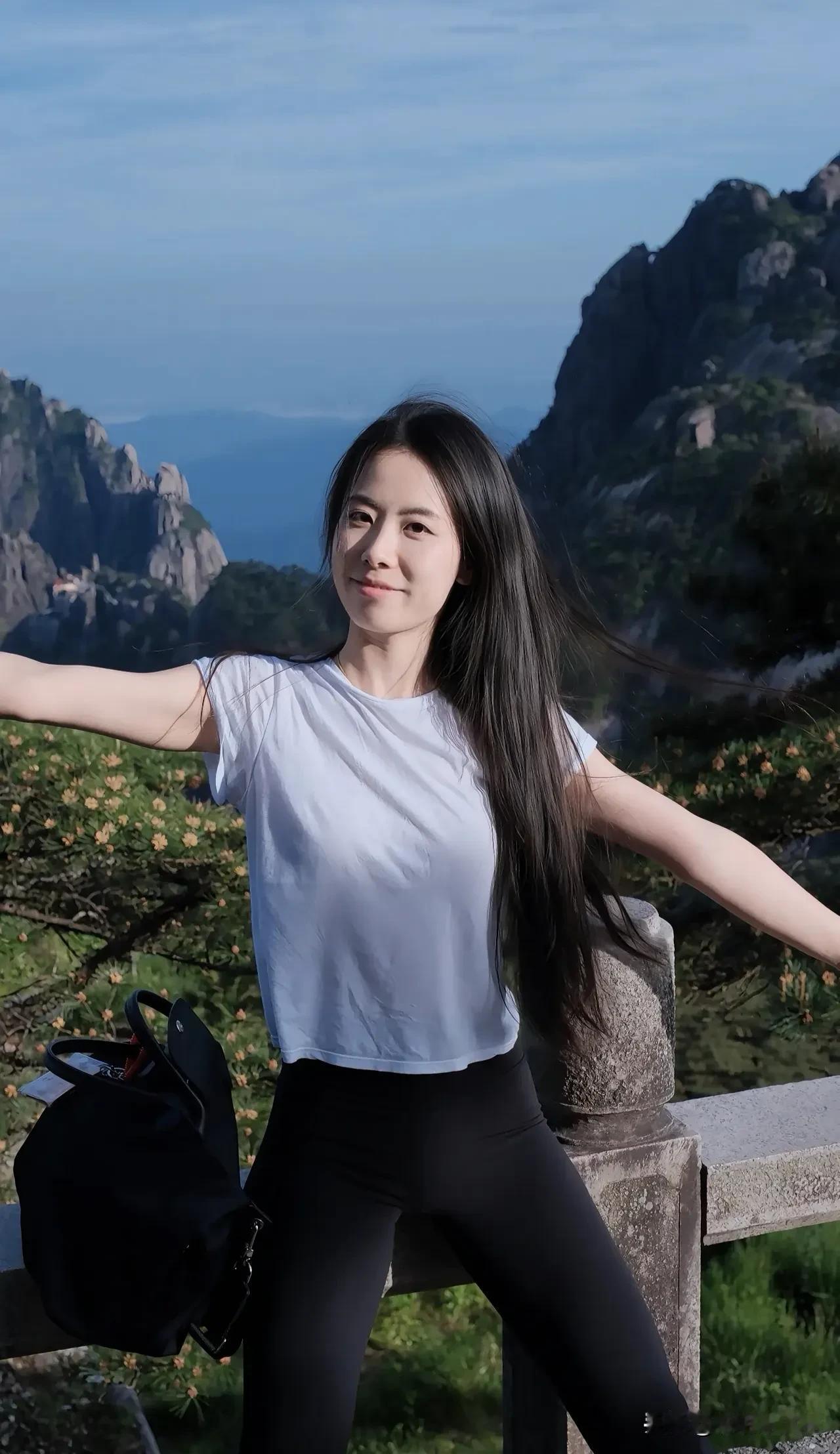 登顶一刻，云海翻涌，风掠发梢——不是征服山，是遇见更勇敢的自己。