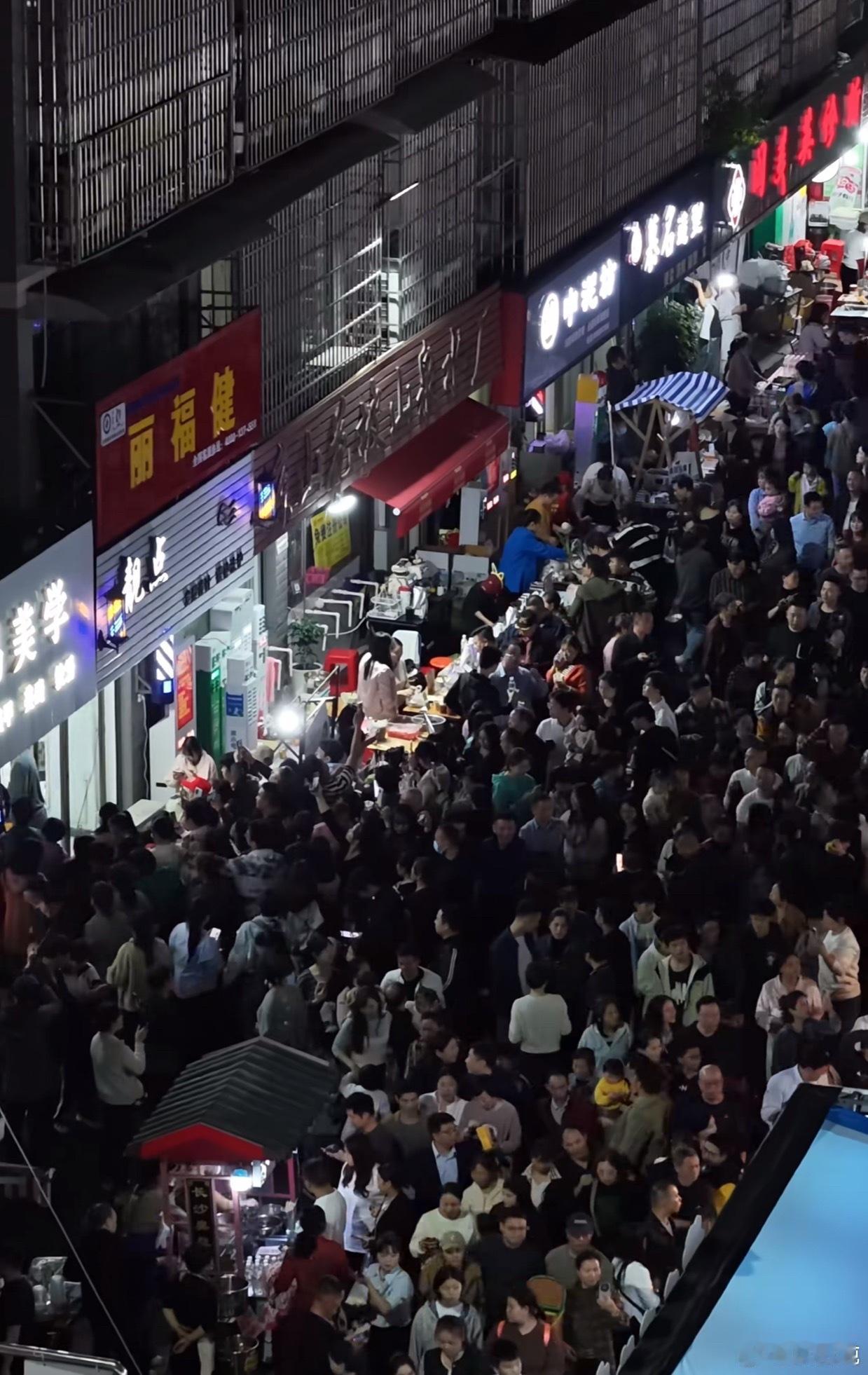 流量为王的时代，网友们最擅长的就是造神了晓华理发店到现在的鸡排哥。湖南怀化长泥