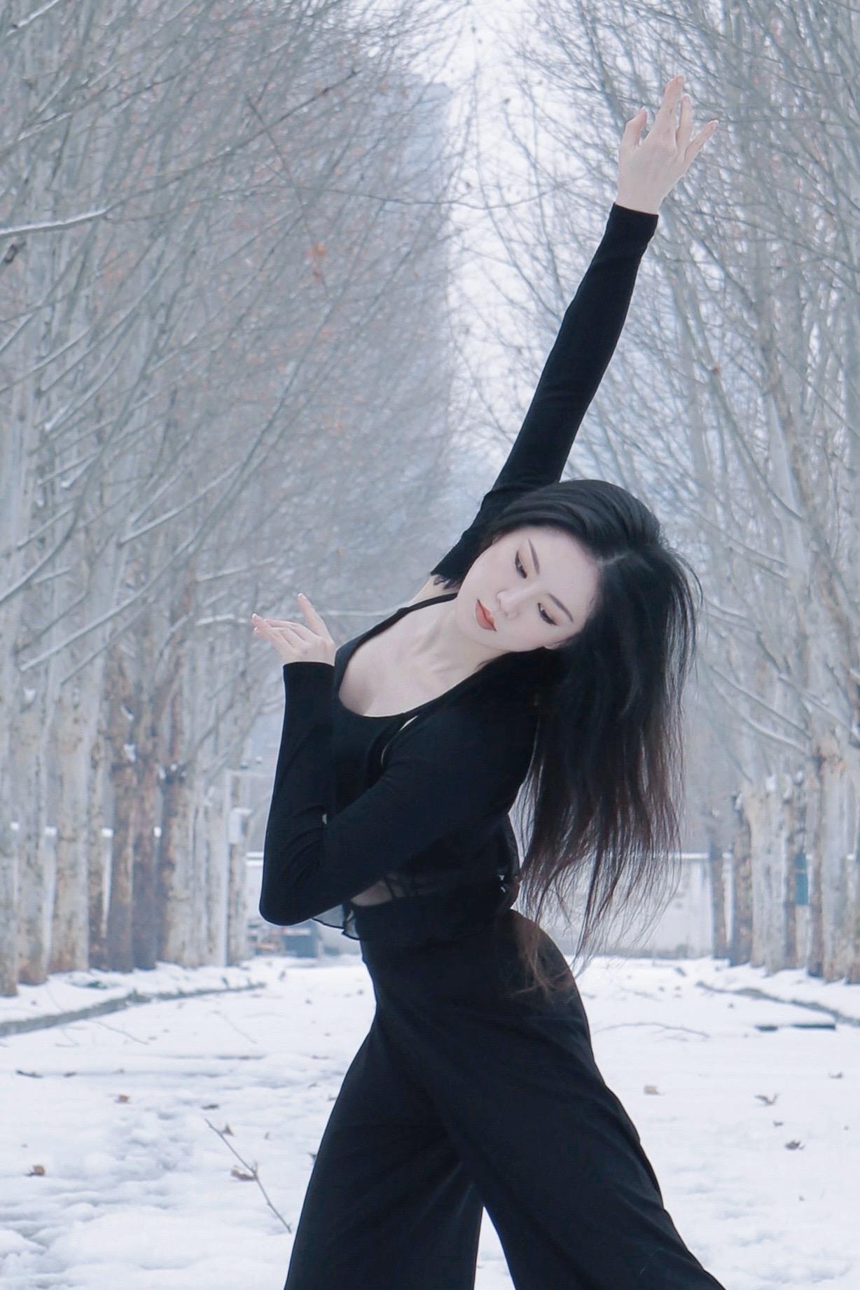 那就在大寒应个景吧～瑜伽女孩下雪